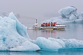 Island, Austurland, Vatnajokull-Nationalpark, schwimmender Eisberg in der Gletscherlagune von Jokulsarlon