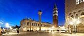 Italien, Venetien, Venedig (UNESCO-Welterbe), Markusplatz, Dogenpalast, die beiden Säulen mit dem Heiligen Theodor und dem Löwen von Venedig, das Gebäude der Libreria und der Glockenturm der Markusbasilika (Basilica di San Marco) im Hintergrund