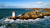 Frankreich, Finistere, Iroise Meer, Parc Naturel Regional d'Armorique (Regionaler Naturpark Armorica), Le Conquet, Pointe de Kermorvan, Leuchtturm von Kermorvan (Luftaufnahme)