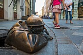 Slowakei, Bratislava, historisches Zentrum, Statue aus dem Jahr 1997 mit dem Titel Cumil des Künstlers Victor Hulik