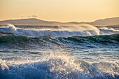 Frankreich, Var, Saint-Raphaël, Wellen am Strand von Péguière mit dem Massif des Maures im Hintergrund