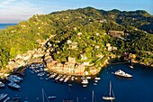 Italien, Ligurien, Riviera ligure, Naturpark von Portofino, Dorf Portofino (Luftaufnahme)