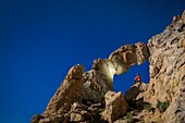 Frankreich, Alpes-Maritimes, Nationalpark Mercantour, der vom Mond beleuchtete Tortisse-Bogen (2550m)