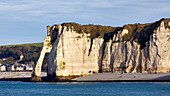 Frankreich, Seine Maritime, Pays de Caux, Cote d'Albatre (Alabasterküste), Etretat, die Aval-Klippe, der Bogen und die Aiguille (Nadel) (Luftaufnahme)