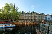 Frankreich, Bas Rhin, Straßburg, Fußgängerzone am Quai des Bateliers, Altstadt, die von der UNESCO zum Weltkulturerbe erklärt wurde, das Palais des Rohan, das das Museum für Kunstgewerbe, Kunst und Archäologie und die Kathedrale Notre Dame beherbergt