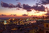 Italien, Ligurien, Genua, Panorama vom Castelletto mirador mit Hafen, Leuchtturm auch Torre della Lanterna oder La Lanterna genannt auf San Benigno Hügel