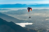 Frankreich, Haute Savoie, Bornes-Massiv, Glieres, Wandertour Tag 1, vom Gipfel des Parmelan Blick auf Annecy und den See