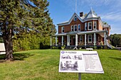 Kanada, Provinz Quebec, Region Mauricie, Saint-Elie-de-Caxton Das Dorf des Sängers und Geschichtenerzählers Fred Pellerin, Le Lutin Marmiton, Restaurant, Unterkunft und Verpflegungsstation im alten Pfarrhaus