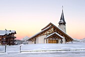 Frankreich, Savoyen, Massif du Beaufortain, Morgendämmerung auf der Kirche Notre Dame des Hohen Lichts von Saisies