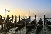 Italien, Venetien, Venedig, Weltkulturerbe der UNESCO, Gondeln am Becken von San Marco (Bacino di San Marco) mit der Insel und der Kirche San Giorgio Maggiore im Hintergrund