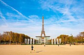 Frankreich, Paris, von der UNESCO zum Weltkulturerbe erklärtes Gebiet, der Champ de Mars im Herbst, die Mauer für den Frieden der Künstlerin Clara Halter und des Architekten Jean Michel Wilmotte und der Eiffelturm