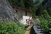 Frankreich, Savoyen, Vanoise-Gebirge, Pralognan Vanoise, eine Familie wandert mit einem Esel durch den Weiler Cholliere