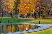 Kanada, Provinz Quebec, Montreal, Mount Royal Park, Beaver Lake in den Farben des Indian Summer