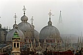 Italien, Venetien, Venedig, von der UNESCO zum Weltkulturerbe erklärt, Stadtteil San Marco, Markusbasilika (Basilica di San Marco) und der Turm der Kirche San Giorgio Maggiore im Hintergrund