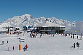 Frankreich, Savoyen, Massiv von Beaufortain der Ferienort Col des Saisies das Restaurant von Bisanne an der Kreuzung von Pisten und Mont Blanc