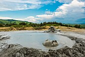 Rumänien, Buzau, Schlammvulkan, verbunden mit Gasaufzügen an der Oberfläche