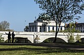 Frankreich, Indre et Loire, Loiretal, von der UNESCO zum Weltkulturerbe erklärt, Tours, die Loire in Tours, Spaziergänger auf der Simon-Insel vor der Bibliothek