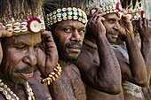 Papua New Guinea, East Sepik Province, Sepik River Region, Chambri Lake, Wombun Village, traditionnal sing-sing group dancers in front of House of Spirits (Haustambaran) named Walindimi