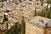 Spanien, Andalusien, Granada, die Alcazaba des Alhambra-Palastes, von der UNESCO zum Weltkulturerbe erklärt, erbaut zwischen dem 13. und 14. Jahrhundert von der Nasriden-Dynastie, islamische Architektur, im Hintergrund der Albaicin