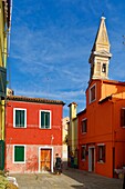 Italien, Venetien, Venedig, von der UNESCO zum Weltkulturerbe erklärt, Lagune von Venedig, Burano, bunte Häuser im Dorf der Insel Burano