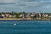 Frankreich, Ille et Vilaine, Cote d'Emeraude (Smaragdküste), Dinard, Kirche Notre Dame d'Emeraude in der Bucht von Prieuré