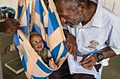 Papua-Neuguinea, Südliche Hochlandprovinz, Mendi, Mendi General Hospital, Personal kontrolliert das Gewicht eines Babys