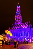 Frankreich, Pas-de-Calais (62), Arras, der weihnachtlich beleuchtete Place des Héros