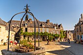 France, Finistère (29), Cornwall, Locronan, the village is ranked among the most beautiful villages in France and small towns of character, around the church the roofs of the village are works of art, the central square and the Renaissance houses are granite