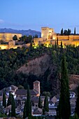 Spanien, Andalusien, Granada, der Alhambra-Palast, von der UNESCO zum Weltkulturerbe erklärt, erbaut zwischen dem 13. und 14. Jahrhundert von der Nasriden-Dynastie, islamische Architektur, im Hintergrund die Sierra Nevada