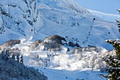 Frankreich, Neu-Aquitaine, Pyrenees-Atlantiques, Skigebiet Gourette (Ortschaft der Gemeinde Eaux-Bonnes), Schneekanonen in Aktion