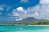 Mauritius, Bezirk Flacq, Strand von Quatre Cocos, Montagne Bambous im Hintergrund