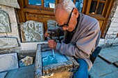 Albanien, Gjirokastër, von der UNESCO zum Weltkulturerbe erklärt, Steinbildhauer im historischen Zentrum