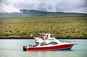 Ecuador, Galapagos-Archipel, von der UNESCO zum Weltnaturerbe erklärt, Insel Lobos, Naturbeobachter und ihr Boot im Kanal, der die Insel Lobos von der Insel San Cristóbal trennt