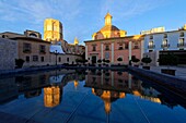 Spanien, Valencia, die Fußgängerzone in der Altstadt, die Kathedrale (links) und die Real Basilica De Nuestra Senora De Los Desamparados