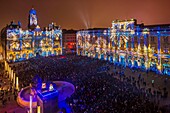 Frankreich, Rhone, Lyon, Presqu'ile, historische Stätte, die von der UNESCO zum Weltkulturerbe erklärt wurde, Place des Terreaux, Rathaus und Palais des Beaux Arts während der Fete des Lumieres (Lichtfestival), zeigen eine kleine Geschichte des Lichts von Spectaculaires und den Allumeurs d'Images