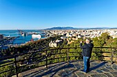 Spanien, Andalusien, Costa del Sol, Malaga, Gesamtansicht mit dem Hafen, dem Rathaus, der Kathedrale und der Alcazaba