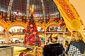 Frankreich, Paris, das Kaufhaus Galeries Lafayette zu Weihnachten, der Weihnachtsbaum unter der Kuppel