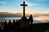 Frankreich, Puy de Dome, Nebelmeer im Regionalen Naturpark Livradois Forez und im Hintergrund der Naturpark der Vulkane der Auvergne