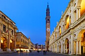 Italien, Venetien, Vicenza, Piazza Signori, Loggia del Capitaniato, Uhrenturm und Basilica Palladiana, von der UNESCO zum Weltkulturerbe erklärt