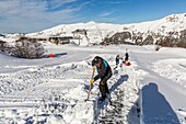 Frankreich, Pyrenees Atlantiques, Skigebiet Gourette (Ortschaft der Gemeinde Eaux-Bonnes), ein Techniker pflügt ein Laufband