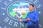 Frankreich, Pas de Calais, Wierre Effroy, Ferme du Vert, Käserei Sainte Godeleine, Joachim Bernard (einer der beiden Besitzer) mit einer Mimolette von der Cote d'Opale