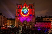 Frankreich, Rhône, Lyon, Stadtteil Vieux-Lyon, historische Stätte, von der UNESCO zum Weltkulturerbe erklärt, die Kathedrale von Lyon (Cathedrale Saint-Jean-Baptiste de Lyon) während der Fete des Lumieres (Lichtfest), Ausstellung Genesis des Theoriz Studio