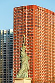 Frankreich, Paris, die von der UNESCO zum Weltkulturerbe erklärten Ufer der Seine, Freiheitsstatue von Bartholdi auf der Ile aux Cygnes (Gänseinsel) und Fassaden des Stadtteils Beaugrenelle