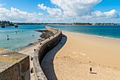 France, Ille et Vilaine, Cote d'Emeraude (Emerald Coast), Saint Malo, the Mole des Noires jetty on the edge of Bon Secours beach, the town of Dinard in the background