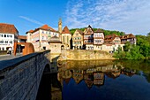 Deutschland, Baden Würtemberg, Schwäbisch Hall, Fachwerkhäuser in der historischen Altstadt, direkt am Kocher, Henkersbrücke und Johanniskirche, Kopf offen mit Keil, 1995, Arbeit von Wolgang Bier