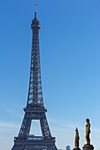 Frankreich, Paris, von der UNESCO zum Weltkulturerbe erklärtes Gebiet, Trocadero, Palais de Chaillot (1937) im neoklassizistischen Stil, Platz der Menschenrechte und Eiffelturm