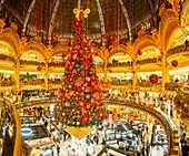 Frankreich, Paris, das Kaufhaus Galeries Lafayette zu Weihnachten, der Weihnachtsbaum unter der Kuppel