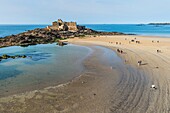 France, Ille et Vilaine, Cote d'Emeraude (Emerald Coast), Saint Malo, Fort National designed by Vauban and built by Siméon Garangeau from 1689 to 1693, Eventail beach at low tide