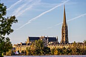 Frankreich, Gironde, Bordeaux, von der UNESCO zum Weltkulturerbe erklärtes Gebiet, Quai des Queyries, im Hintergrund die Basilika Saint-Michel