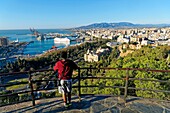 Spanien, Andalusien, Costa del Sol, Malaga, Gesamtansicht mit dem Hafen, dem Rathaus, der Kathedrale und der Alcazaba